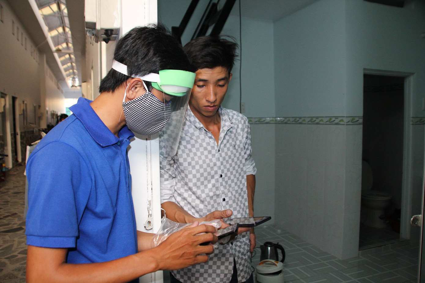 Tặng quà người bán vé số dạo trước thời điểm dừng phát hành xổ số ảnh 5