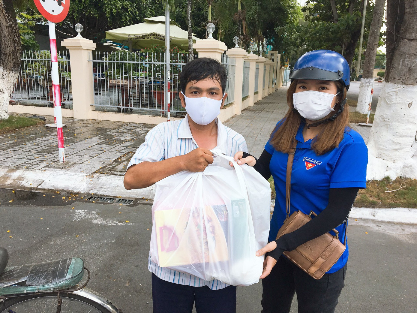 Tặng quà người bán vé số dạo trước thời điểm dừng phát hành xổ số ảnh 1