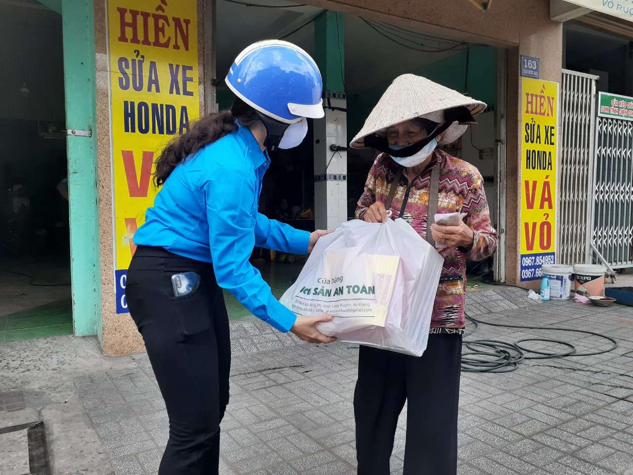 Tặng quà người bán vé số dạo trước thời điểm dừng phát hành xổ số ảnh 4