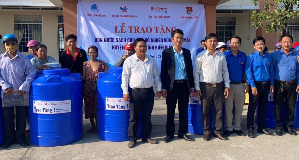 Tặng bồn chứa nước cho người dân vùng hạn mặn ảnh 2