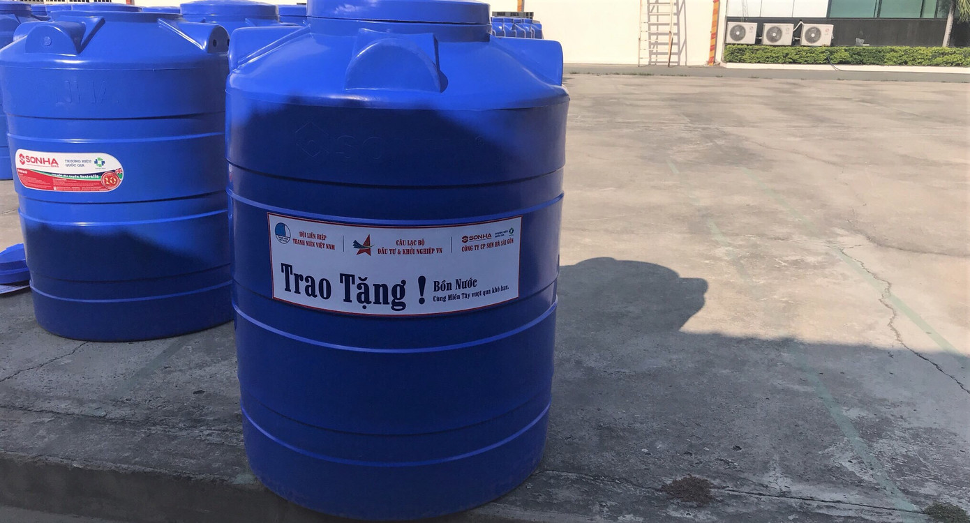 Tặng bồn chứa nước cho người dân vùng hạn mặn ảnh 1