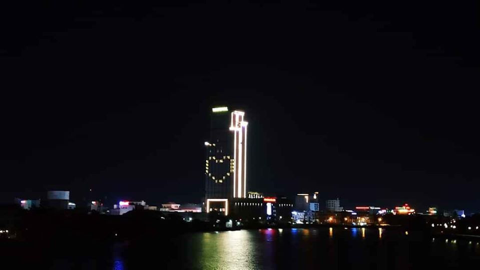 Thắp đèn tạo hình trái tim cổ vũ chống Covid-19 trong ngày Quốc tế hạnh phúc ảnh 2