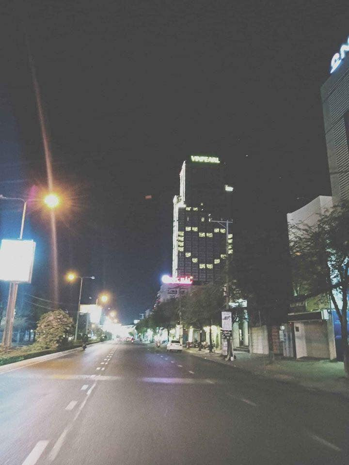 Thắp đèn tạo hình trái tim cổ vũ chống Covid-19 trong ngày Quốc tế hạnh phúc ảnh 4