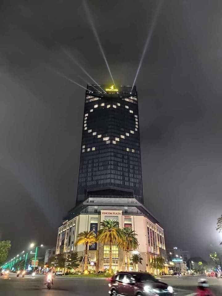 Thắp đèn tạo hình trái tim cổ vũ chống Covid-19 trong ngày Quốc tế hạnh phúc ảnh 3