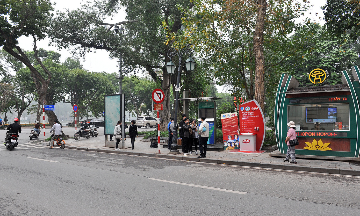 Trạm rửa tay dã chiến chống dịch Covid-19 đầu tiên tại Hà Nội ảnh 7