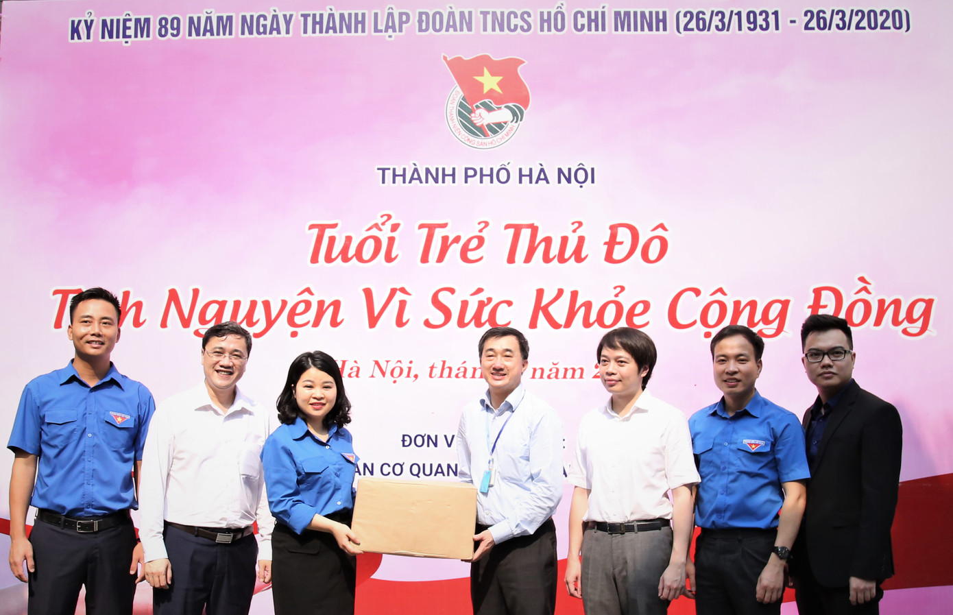 Hội Thầy thuốc trẻ tặng khẩu trang, đồ bảo hộ cho y bác sĩ tuyến đầu chống dịch ảnh 2