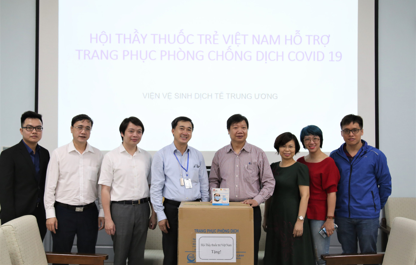 Hội Thầy thuốc trẻ tặng khẩu trang, đồ bảo hộ cho y bác sĩ tuyến đầu chống dịch ảnh 1