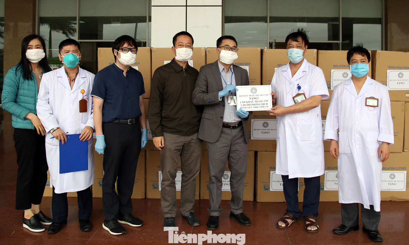 Thêm máy thở, phòng áp lực âm và đồ bảo hộ đến bệnh viện chống dịch ảnh 2