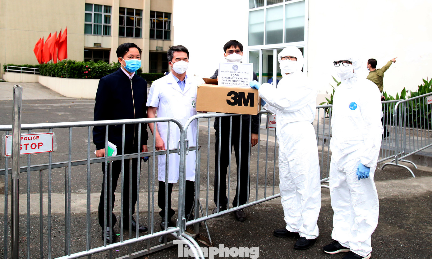 Thêm máy thở, phòng áp lực âm và đồ bảo hộ đến bệnh viện chống dịch ảnh 1