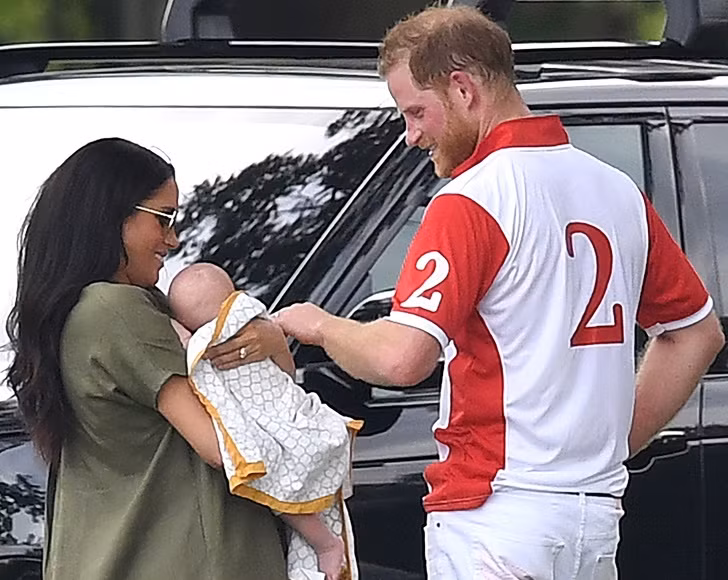 Archie - bé trai siêu đáng yêu của Hoàng tử Harry và Công nương Meghan sắp tròn 1 tuổi! ảnh 7