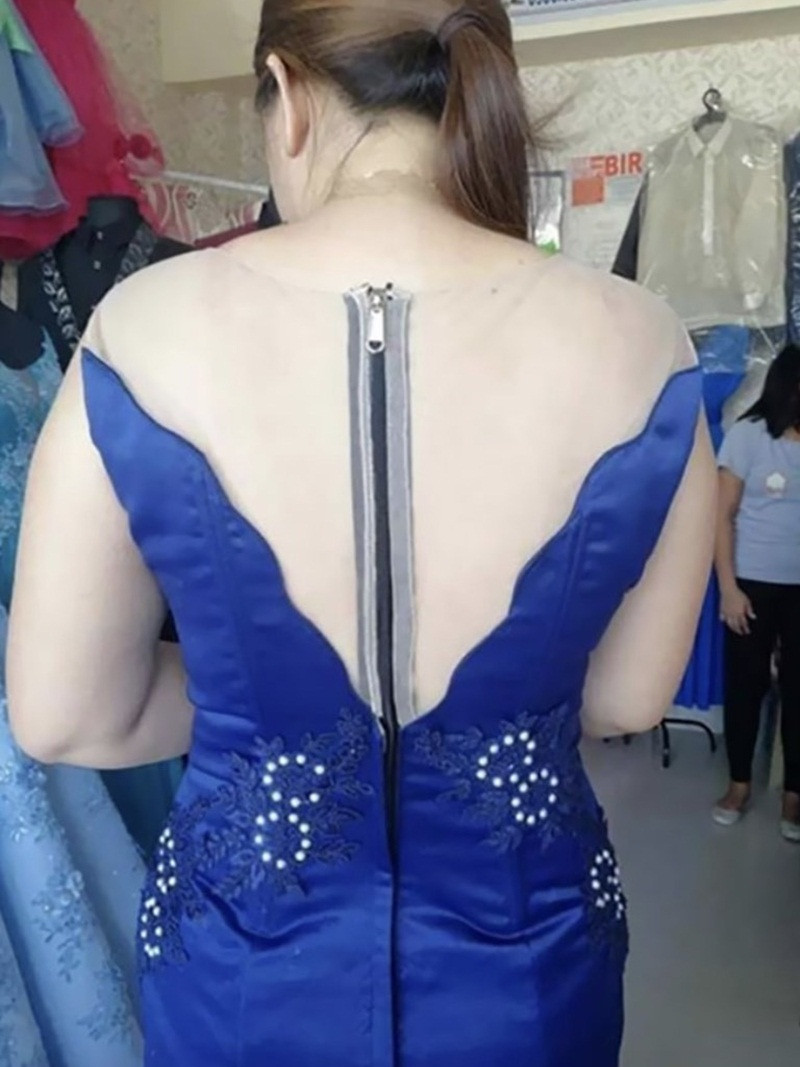 Lưng váy see-through nhưng lại lắp quả khoá kéo bự tổ chảng. Thử thôi nhé, đừng mua bạn ơi! Những thảm họa thời trang khiến bạn không thể tin nổi vẫn có người mặc ra phố ảnh 1