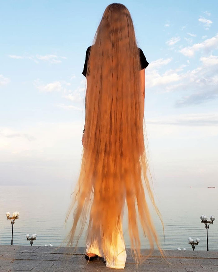 Chiêm ngưỡng “công chúa Rapunzel” đời thực với mái tóc vàng óng dài tận 1,8m ảnh 5