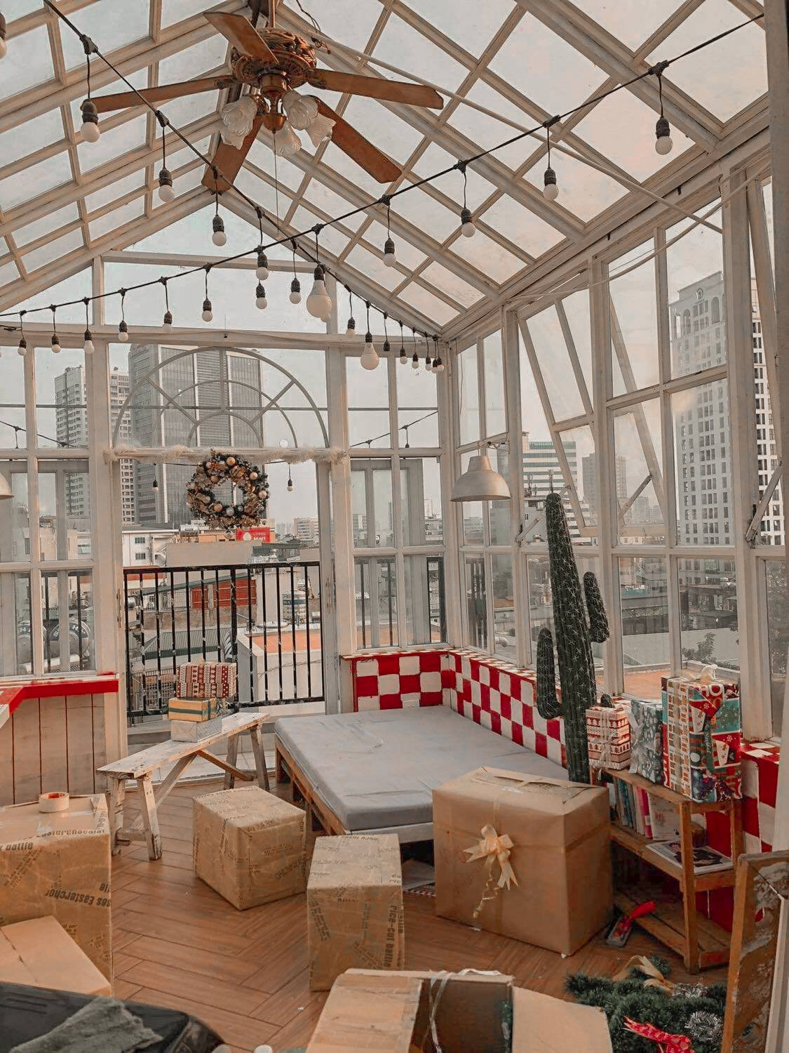 Top 5 quán cà phê đáng yêu, đẹp và “ngầu” nhất định bạn phải ghé vào mùa Giáng sinh này ảnh 13