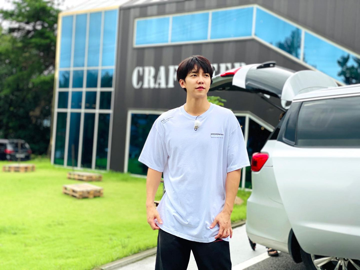 Dàn nam thần chứng minh chỉ cần biết cách mix đồ thì áo phông trắng cũng nâng tầm nhan sắc ảnh 8