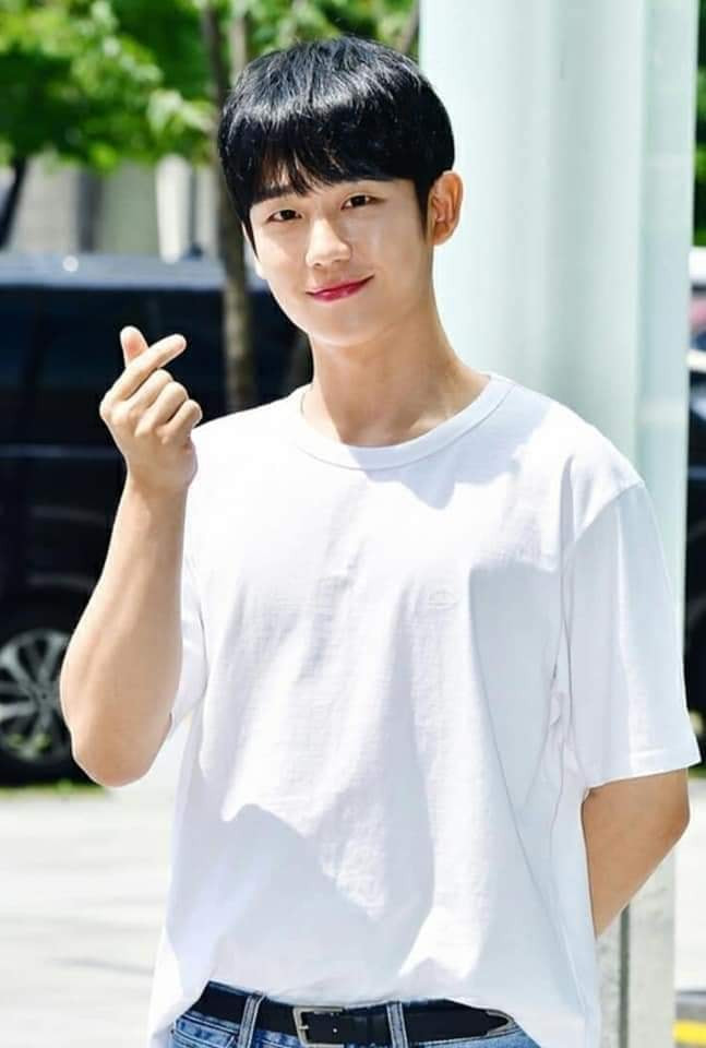 Dàn nam thần chứng minh chỉ cần biết cách mix đồ thì áo phông trắng cũng nâng tầm nhan sắc ảnh 5