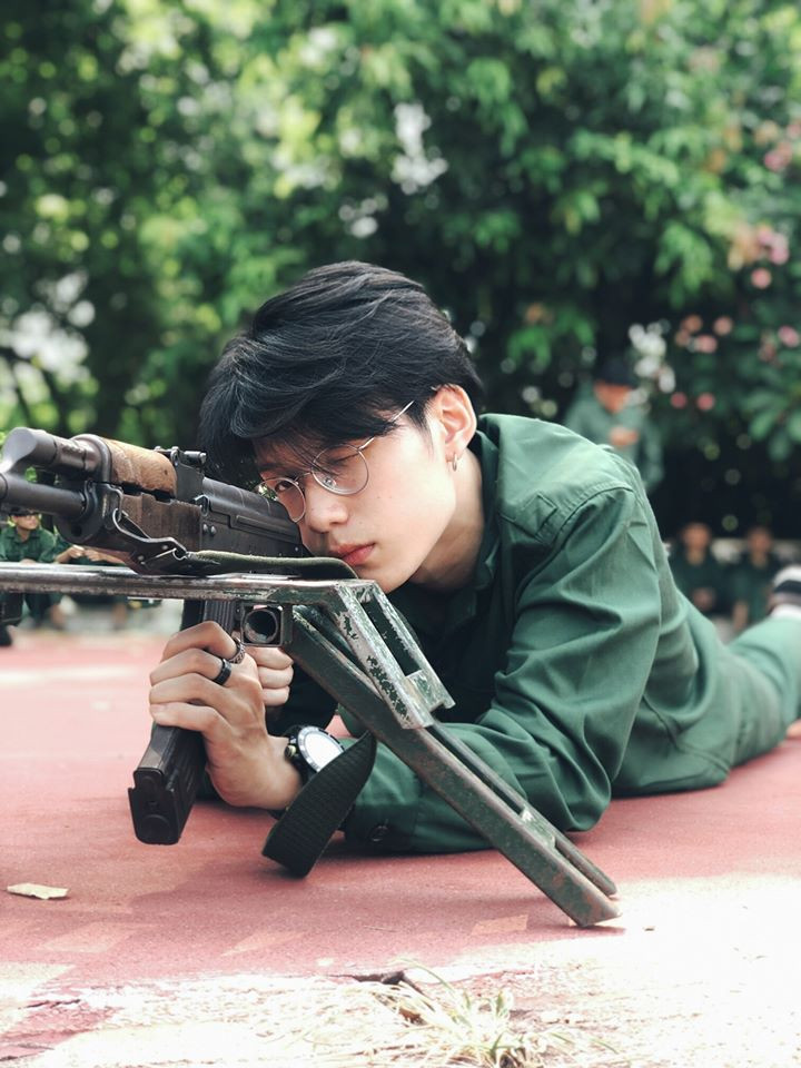 Dàn “nam thanh nữ tú” Đại học Kinh tế Quốc dân gợi ý tip chụp ảnh xinh trong kỳ quân sự ảnh 5