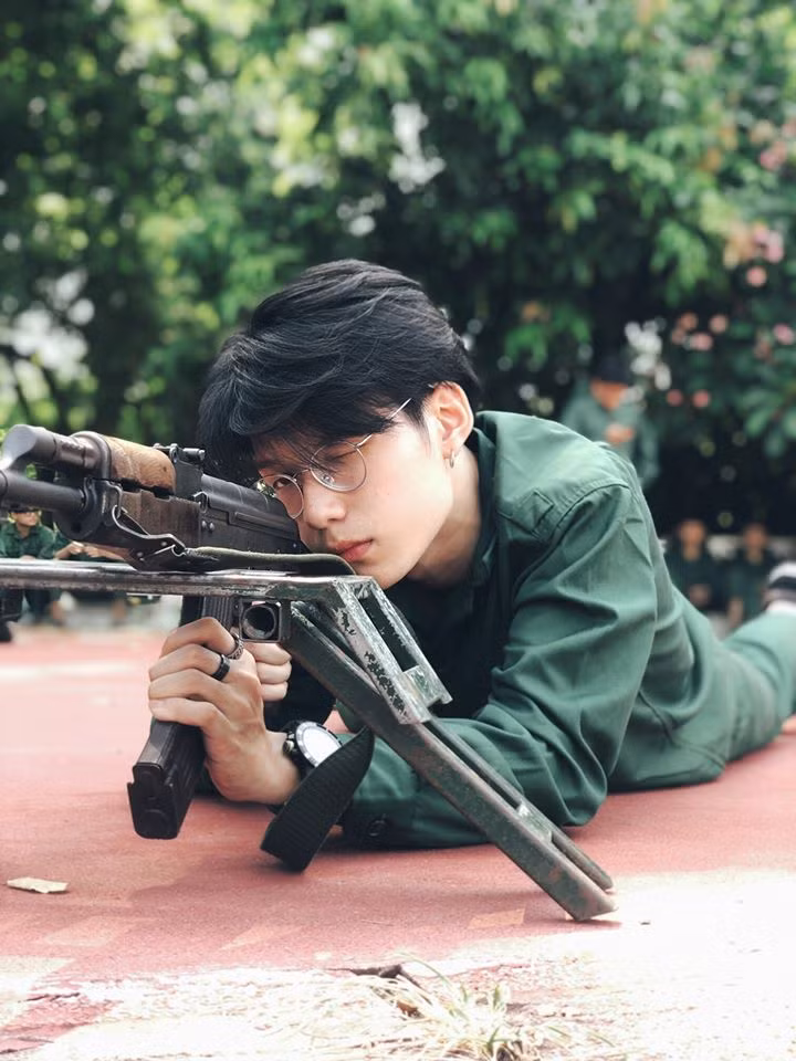 Dàn “nam thanh nữ tú” Đại học Kinh tế Quốc dân gợi ý tip chụp ảnh xinh trong kỳ quân sự ảnh 5