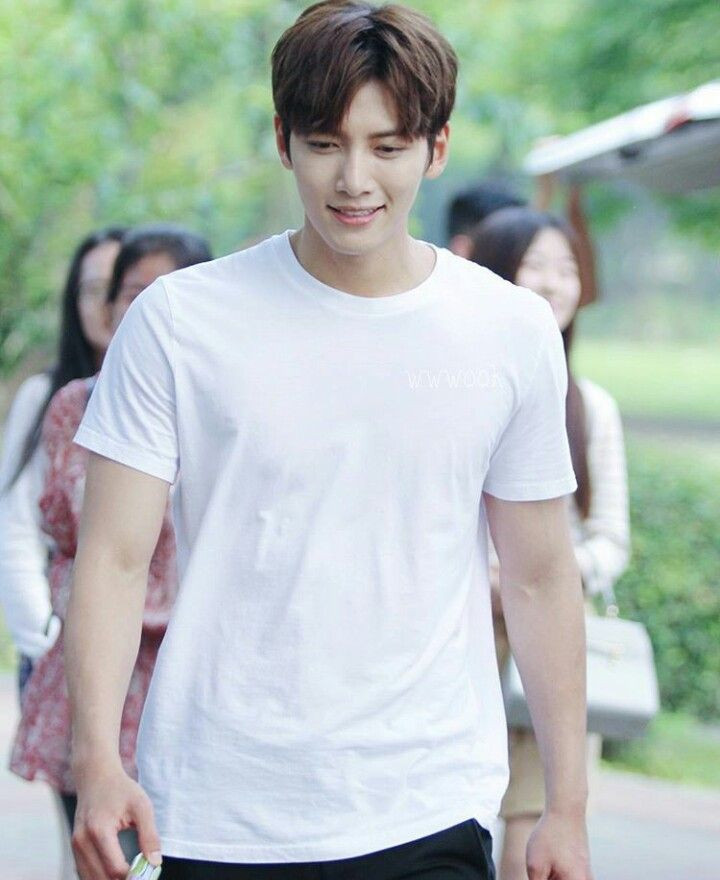 Dàn nam thần chứng minh chỉ cần biết cách mix đồ thì áo phông trắng cũng nâng tầm nhan sắc ảnh 4