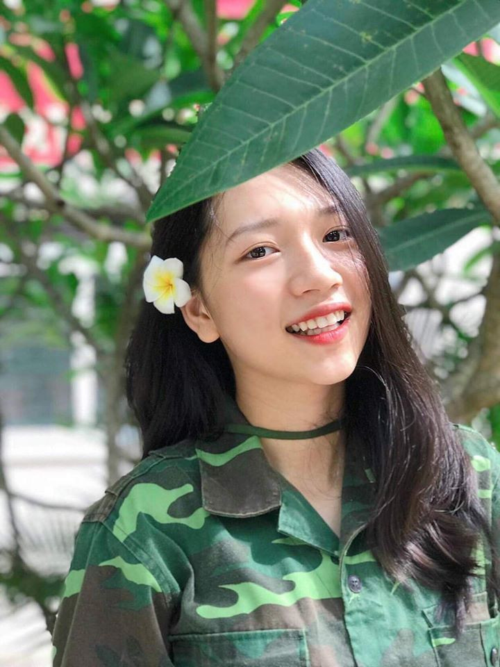 Dàn “nam thanh nữ tú” Đại học Kinh tế Quốc dân gợi ý tip chụp ảnh xinh trong kỳ quân sự ảnh 8