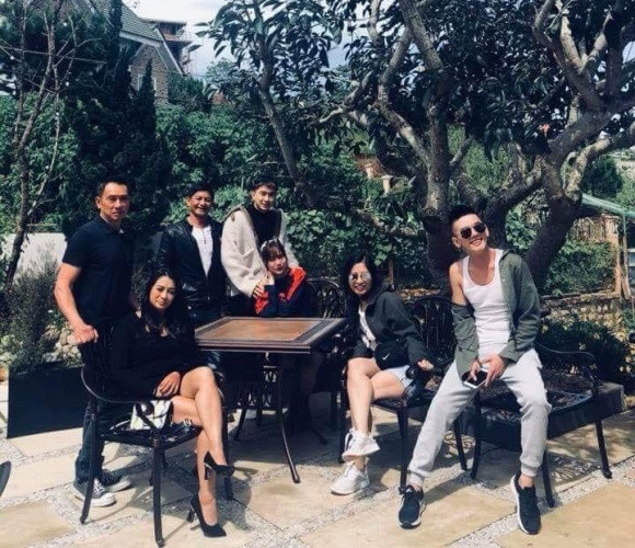 Ảnh chụp cùng bạn bè, có thể thấy Lan Ngọc tựa hẳn đầu vào người Chi Dân. Lộ ảnh Chi Dân - Lan Ngọc bên nhau, showbiz Việt còn bao nhiêu cặp đang bí mật hẹn hò? ảnh 2