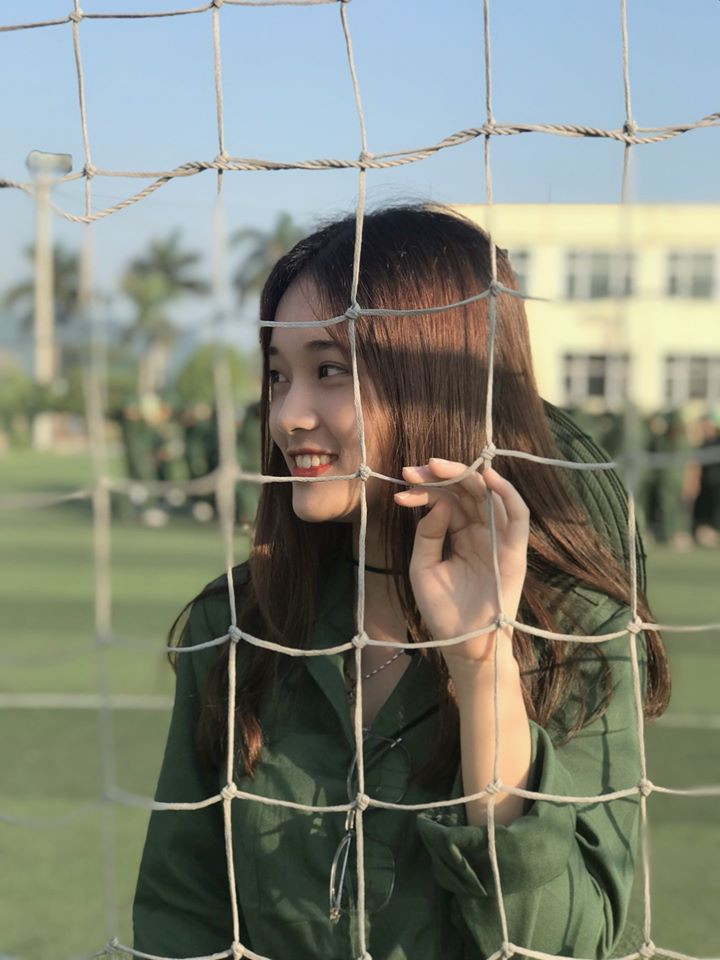 Dàn “nam thanh nữ tú” Đại học Kinh tế Quốc dân gợi ý tip chụp ảnh xinh trong kỳ quân sự ảnh 1