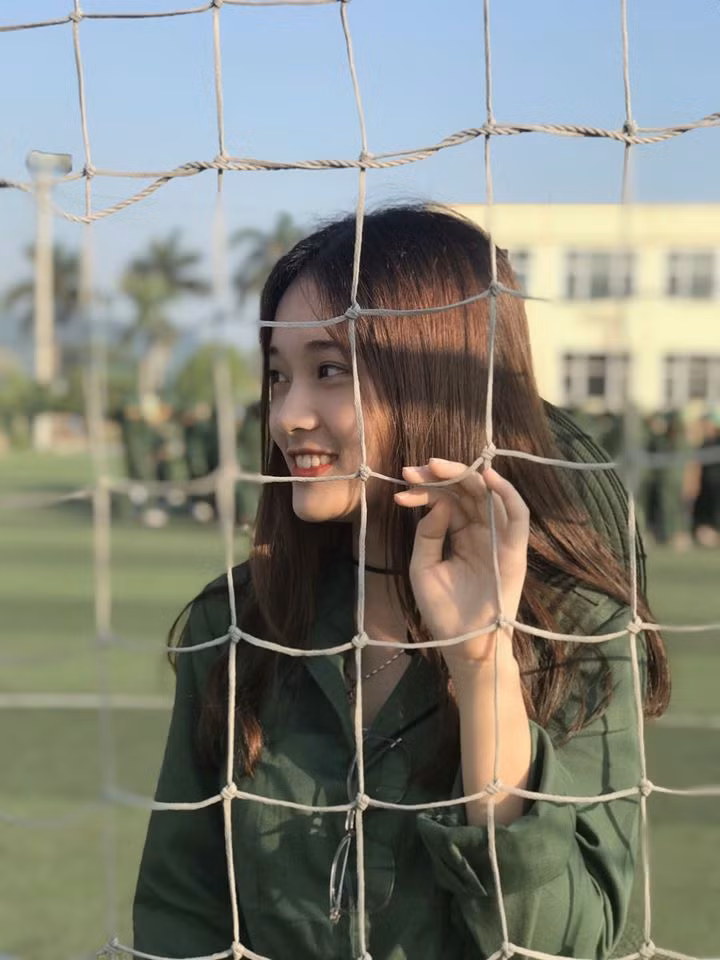 Dàn “nam thanh nữ tú” Đại học Kinh tế Quốc dân gợi ý tip chụp ảnh xinh trong kỳ quân sự ảnh 1