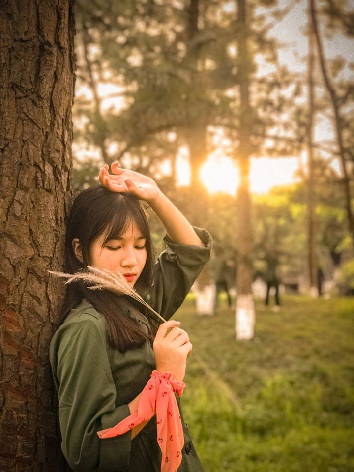 Dàn “nam thanh nữ tú” Đại học Kinh tế Quốc dân gợi ý tip chụp ảnh xinh trong kỳ quân sự ảnh 6