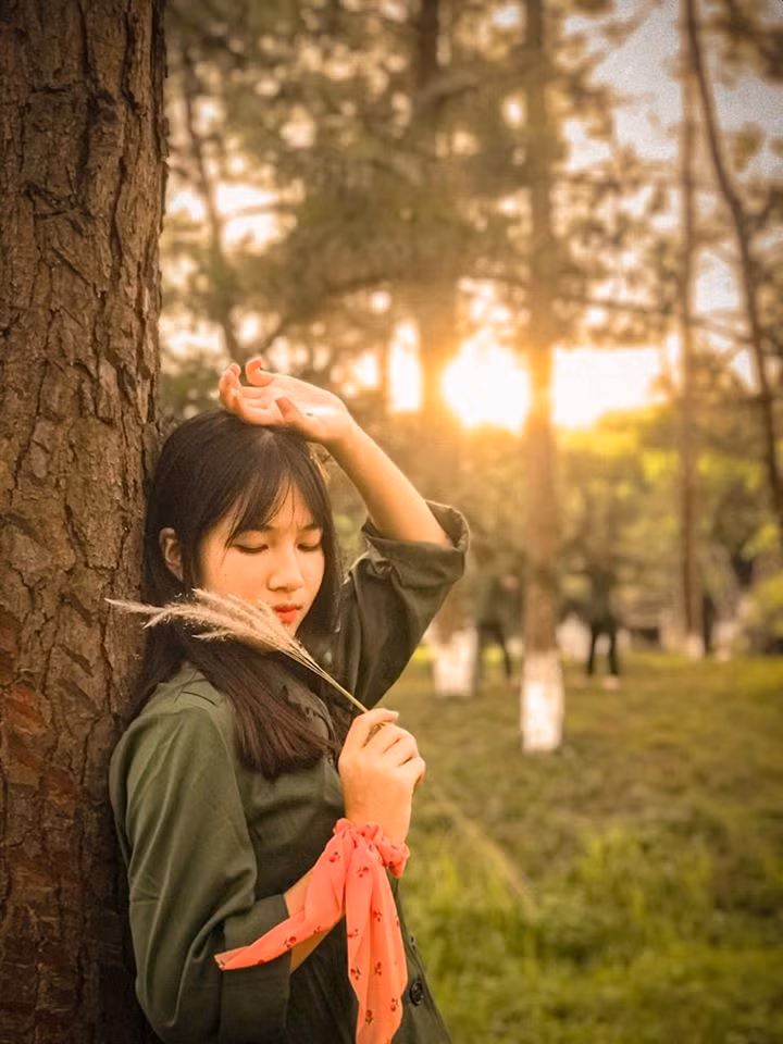 Dàn “nam thanh nữ tú” Đại học Kinh tế Quốc dân gợi ý tip chụp ảnh xinh trong kỳ quân sự ảnh 6