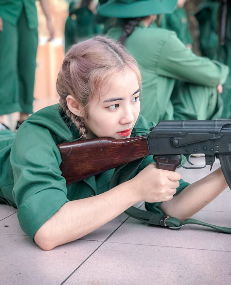 Dàn “nam thanh nữ tú” Đại học Kinh tế Quốc dân gợi ý tip chụp ảnh xinh trong kỳ quân sự ảnh 4