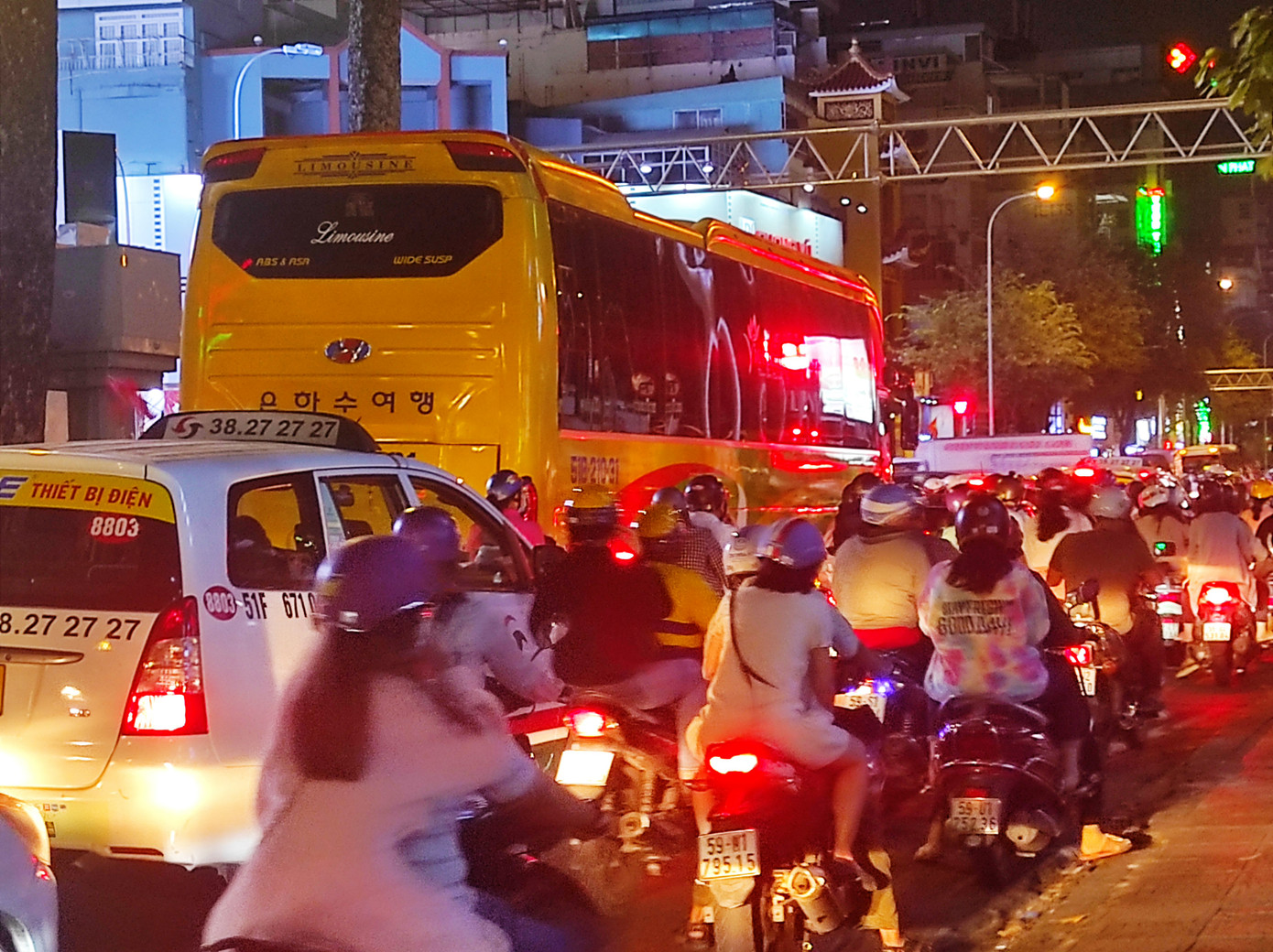 Pháo hoa rực sáng bầu trời, Việt Nam bước sang năm mới 2021 ảnh 44