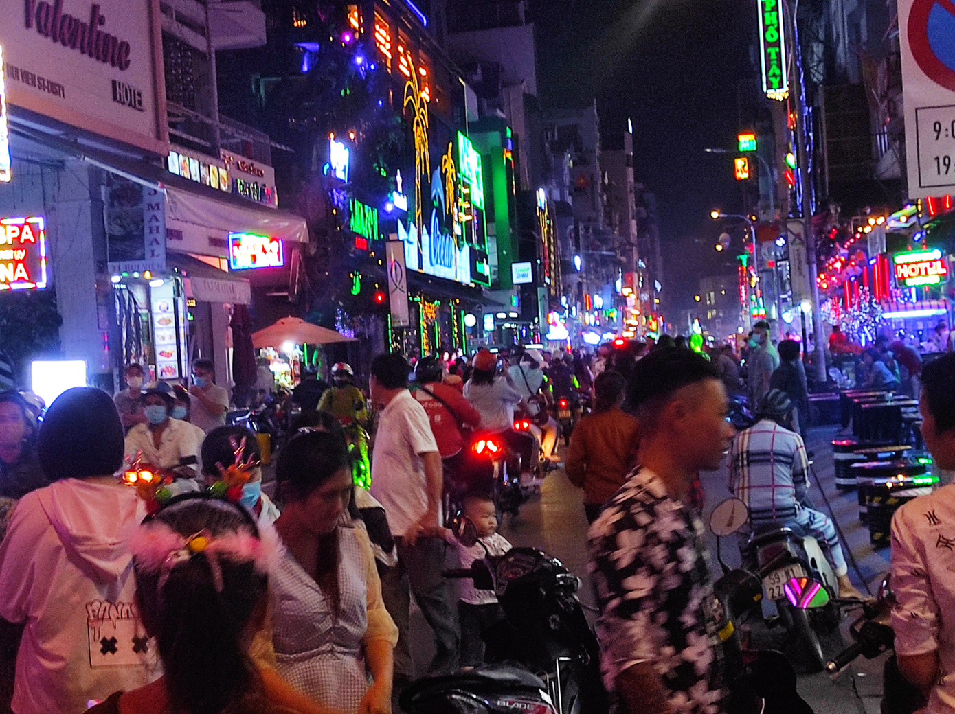 Pháo hoa rực sáng bầu trời, Việt Nam bước sang năm mới 2021 ảnh 46