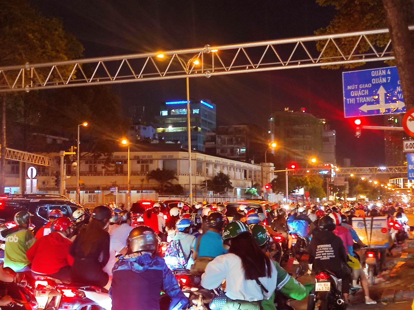 Pháo hoa rực sáng bầu trời, Việt Nam bước sang năm mới 2021 ảnh 45