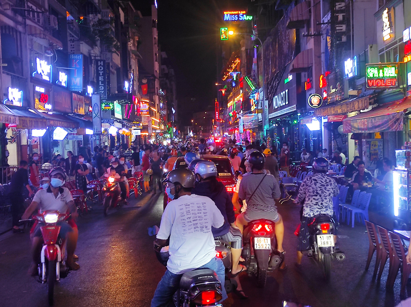 Pháo hoa rực sáng bầu trời, Việt Nam bước sang năm mới 2021 ảnh 47