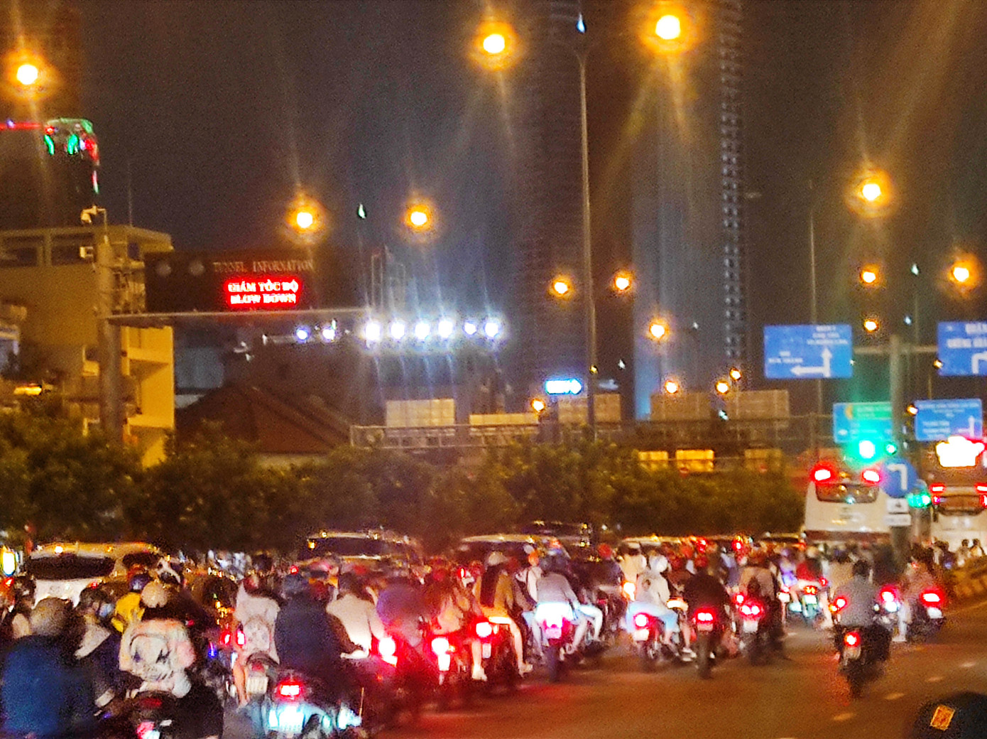 Pháo hoa rực sáng bầu trời, Việt Nam bước sang năm mới 2021 ảnh 48