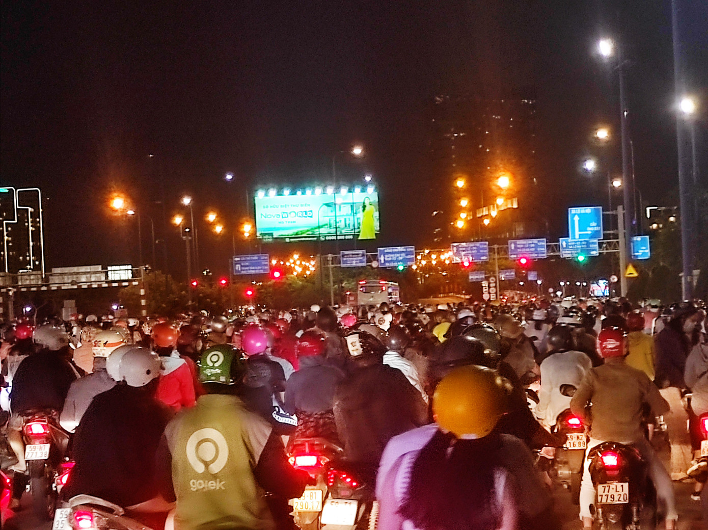 Pháo hoa rực sáng bầu trời, Việt Nam bước sang năm mới 2021 ảnh 14