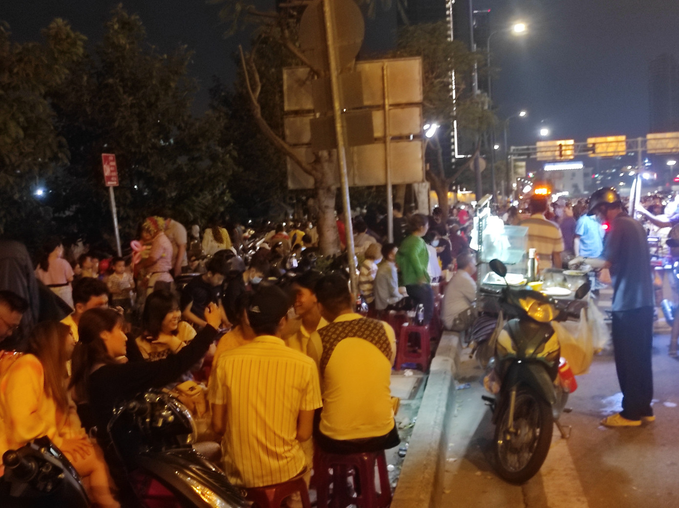 Pháo hoa rực sáng bầu trời, Việt Nam bước sang năm mới 2021 ảnh 15