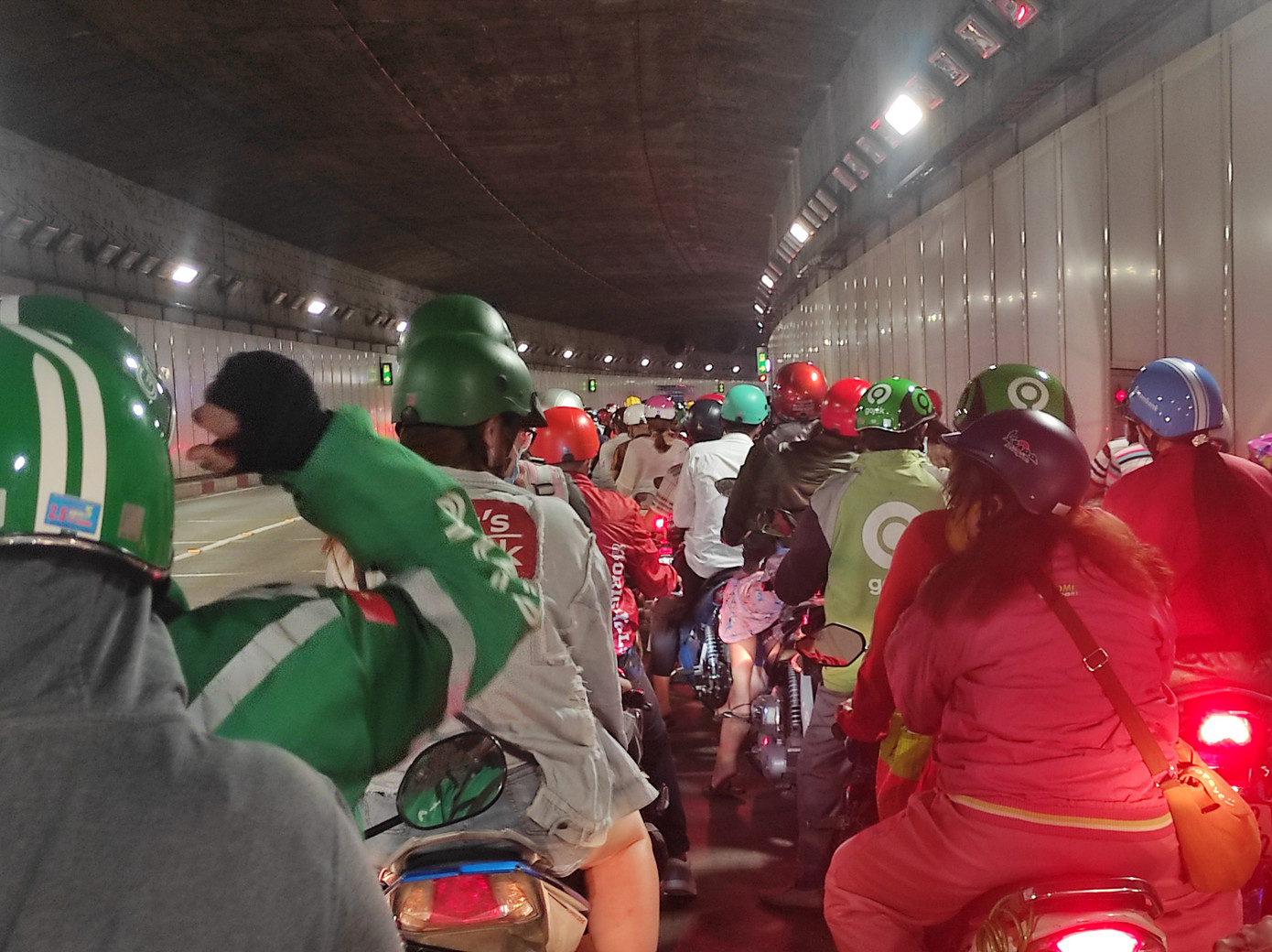 Pháo hoa rực sáng bầu trời, Việt Nam bước sang năm mới 2021 ảnh 13