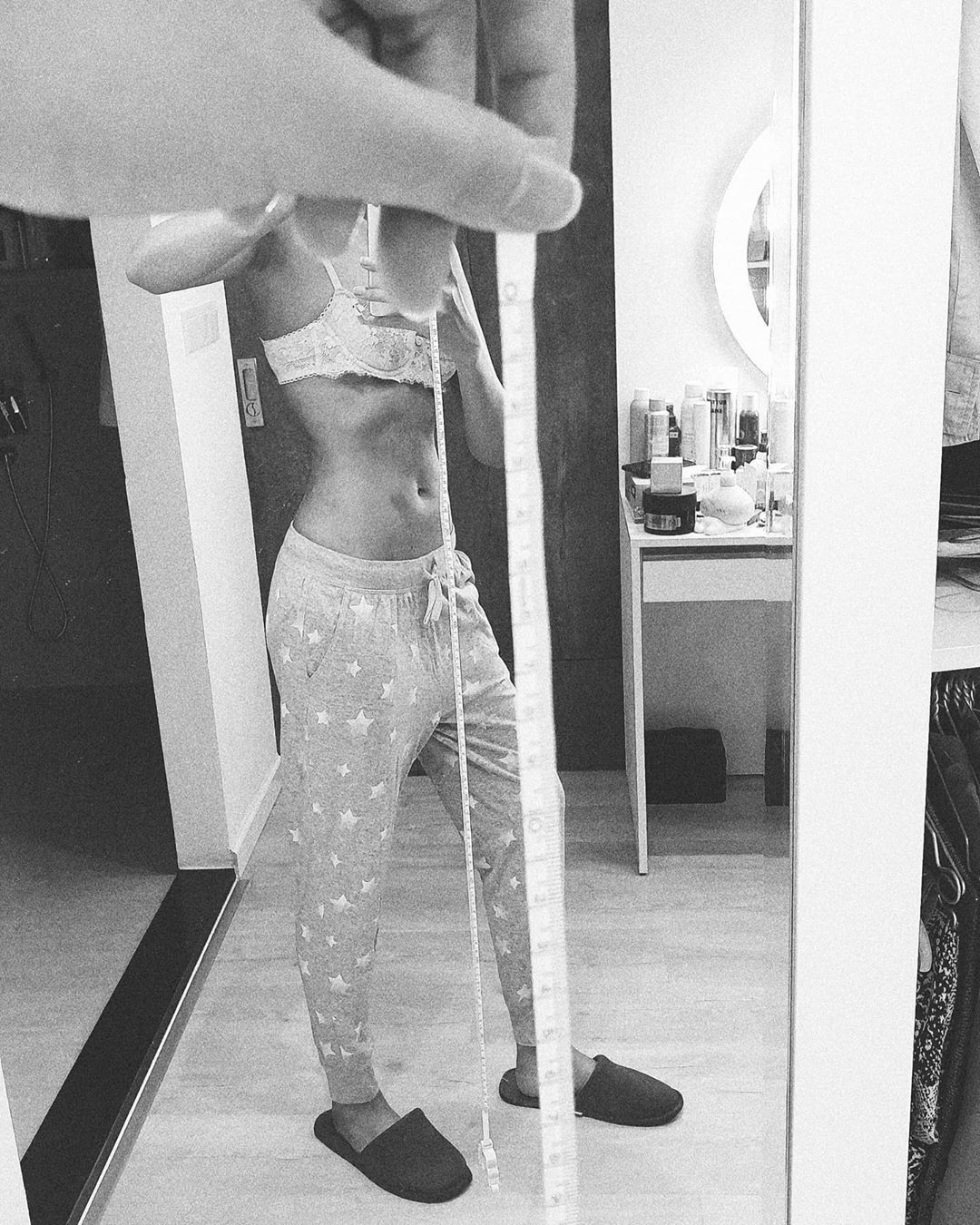 Sao Việt cách ly ngày 17: Thanh Hằng mặc nội y khoe vòng eo 53 cm ảnh 1