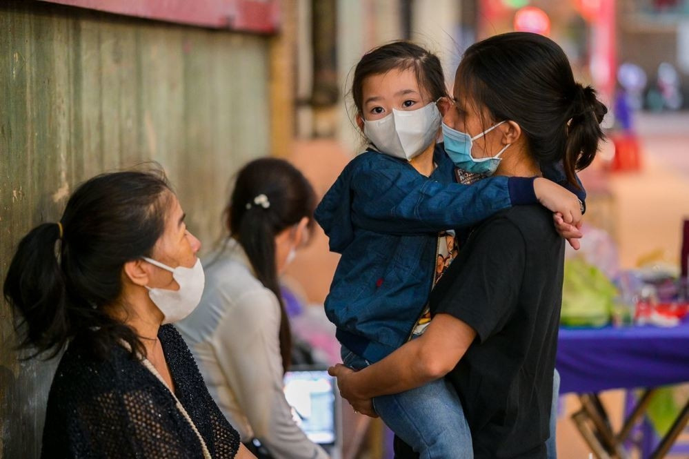 Quản lý chia sẻ video Mai Phương chơi trò bác sĩ với con gái Lavie gây xúc động ảnh 2