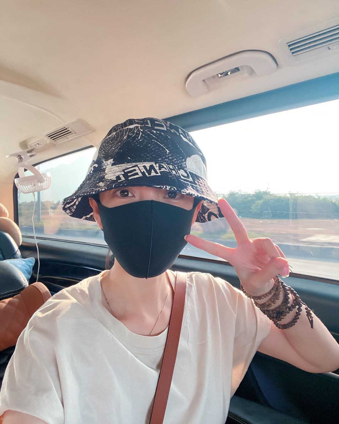 Sao Việt cách ly ngày 18: Elly Trần tung ảnh buông lơi, Thanh Hằng mặc xuyên thấu sexy ảnh 5