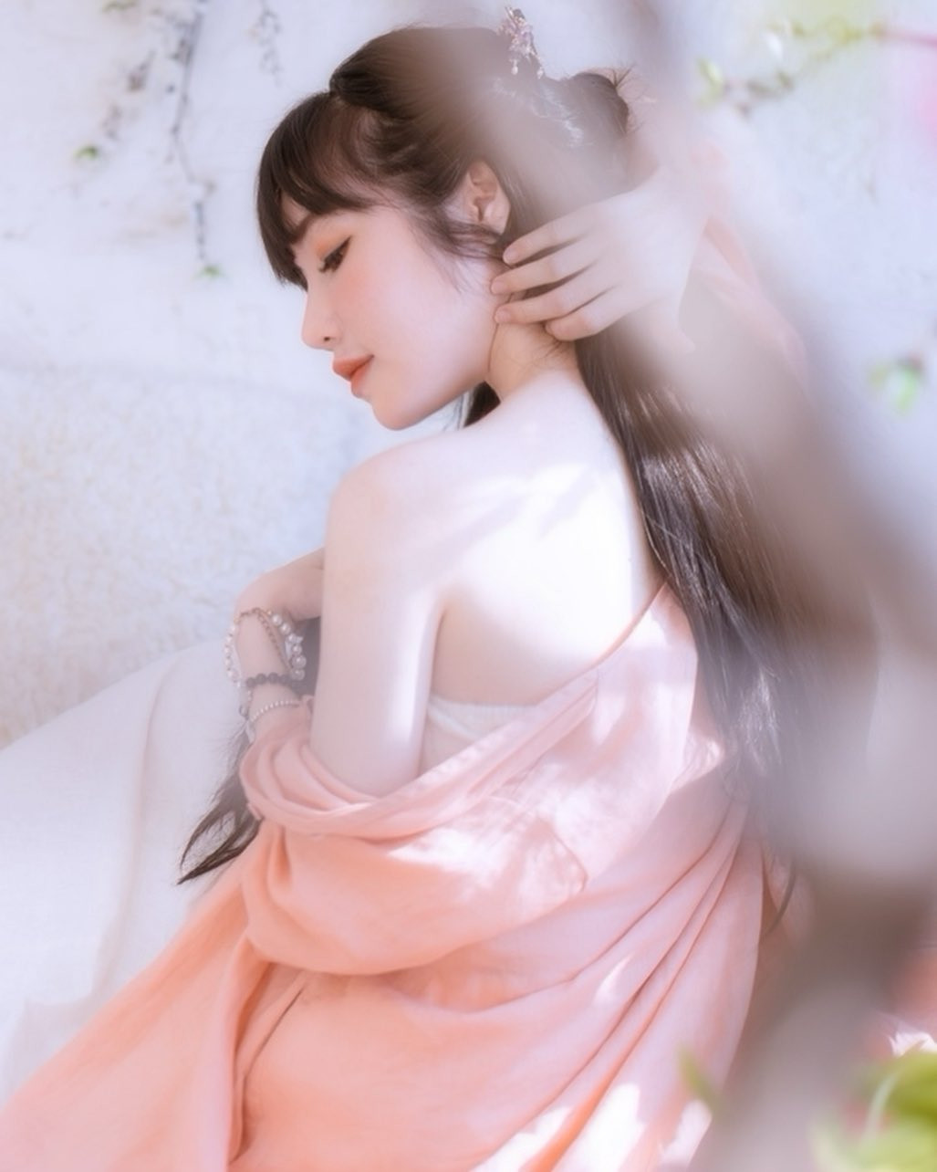 Sao Việt cách ly ngày 18: Elly Trần tung ảnh buông lơi, Thanh Hằng mặc xuyên thấu sexy ảnh 4