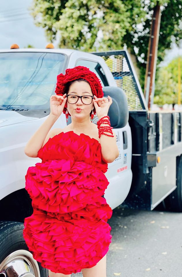 Bất chấp dịch bệnh, Thúy Nga chụp ảnh ‘váy gối’ trên phố Mỹ không bóng người ảnh 1