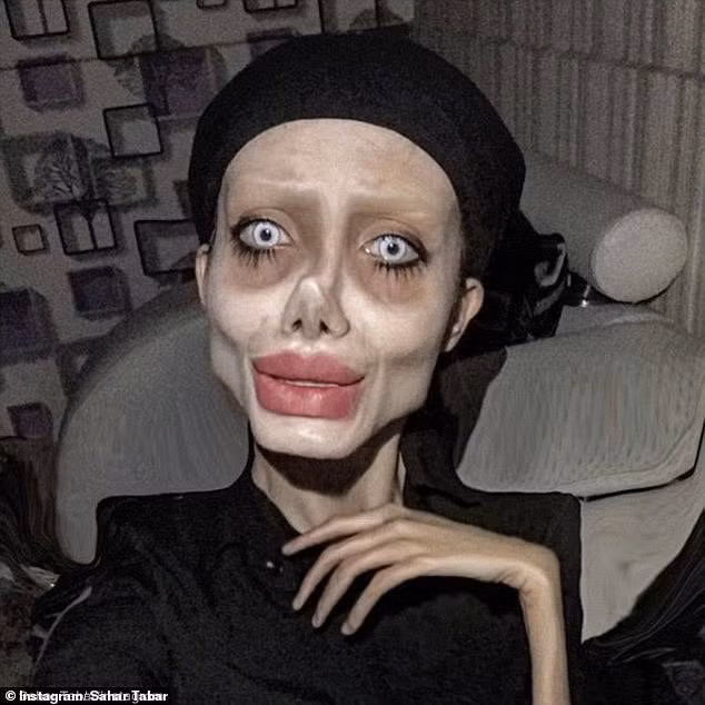 ‘Angelina Jolie phiên bản thây ma’ mắc COVID-19 nặng, nhưng không được ra tù ảnh 1
