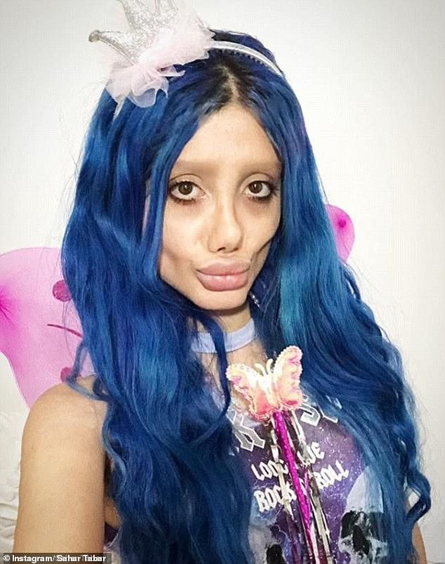 ‘Angelina Jolie phiên bản thây ma’ mắc COVID-19 nặng, nhưng không được ra tù ảnh 2