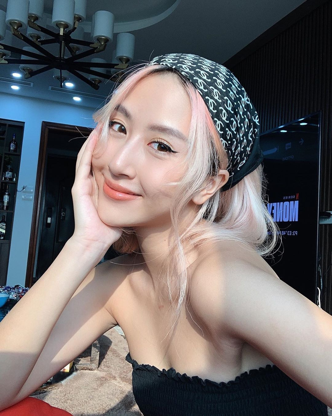 Sao Việt cách ly ngày 14: Hương Giang Idol tự nhận ‘nổi tiếng, xinh đẹp và nhiều tiền’ ảnh 5