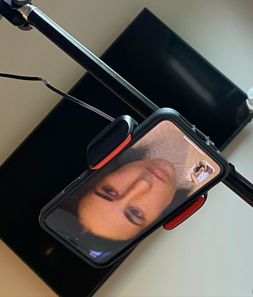 Bella Hadid chụp ảnh khỏa thân táo bạo, tiết lộ cách làm việc tại nhà mùa dịch ảnh 4