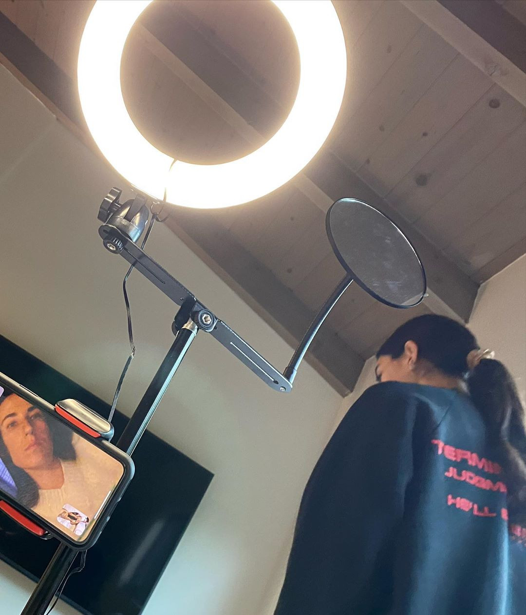 Bella Hadid chụp ảnh khỏa thân táo bạo, tiết lộ cách làm việc tại nhà mùa dịch ảnh 3