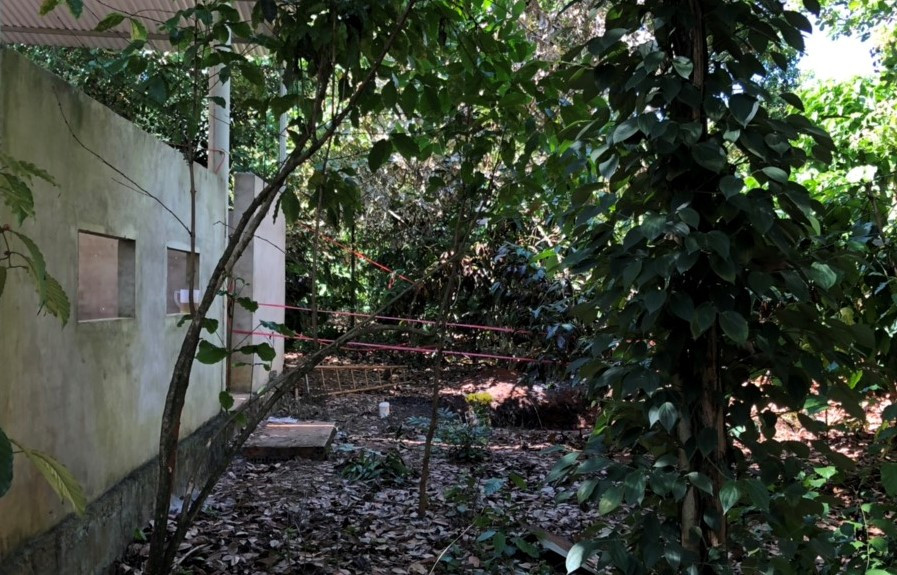 Vợ kinh hãi phát hiện thi thể chồng cháy đen dưới hố sâu ở Bình Phước ảnh 1