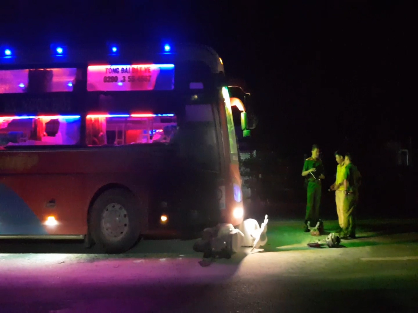 Xe máy bốc cháy sau khi bị kéo lê dưới gầm xe khách gần 1 km ảnh 3