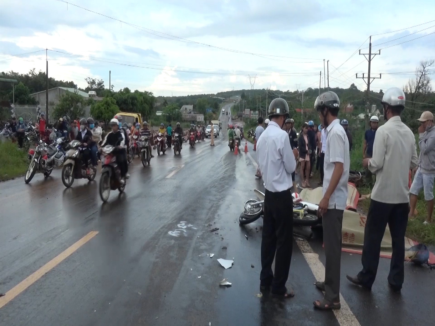 Xe máy đâm trực diện xe tải ở Bình Phước, hai người tử vong tại chỗ ảnh 2